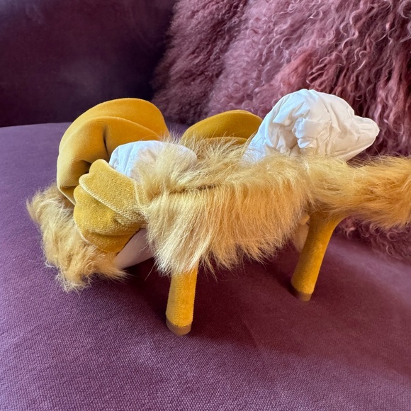 Burberry
Rose 100mm shearling velvet sandals size 36 - Picture 7 of 8